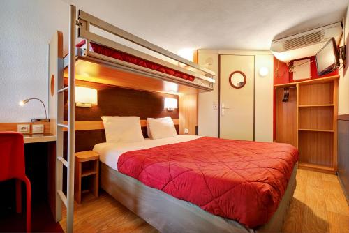 圣艾蒂安迪鲁夫赖鲁昂南部 - 展览中心普瑞米尔经典酒店的一间卧室配有一张带红色床罩的双层床