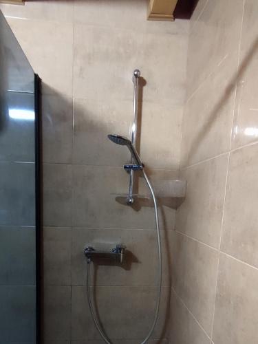 格罗日年ISKRA的浴室内带软管的淋浴