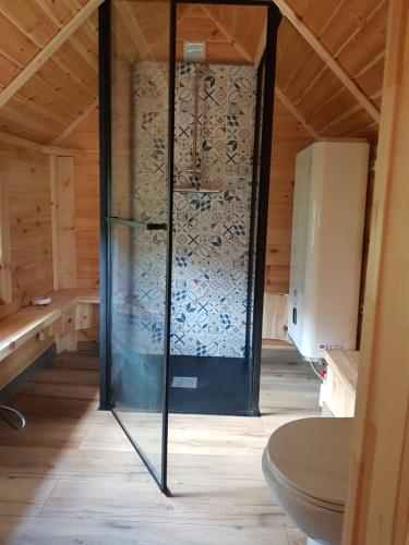 Saint-Martin-dʼArcKota SHANTYHOME的玻璃门的淋浴间