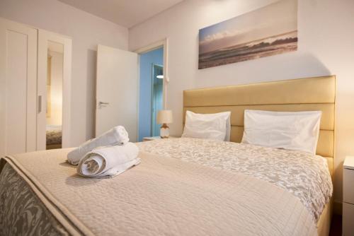 波尔图Riverside (with 3 Bedrooms) by JC的一间卧室配有一张大床和毛巾