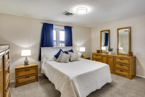拉皮德城Rapid City Apartment with Mountain Views!的一间卧室配有一张带蓝色窗帘和镜子的床