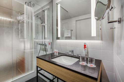 卡尔斯鲁厄IntercityHotel Karlsruhe的一间带水槽和淋浴的浴室