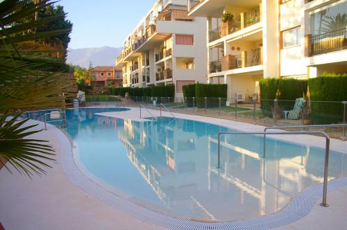 米哈斯科斯塔Dream Apartment in Mijas Golf Limonar的大楼前的大型游泳池