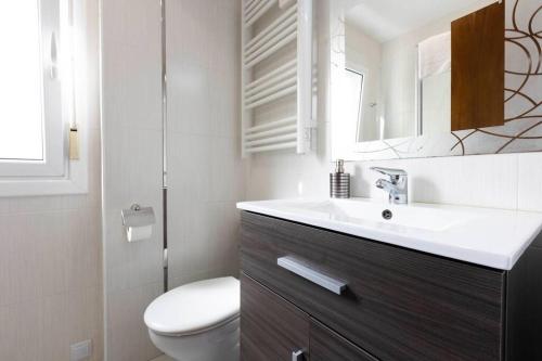 宏达瑞比亚Zurubi-gain. Basquenjoy的浴室配有白色卫生间和盥洗盆。