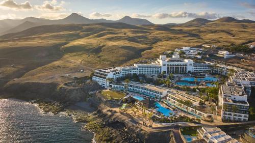 卡列罗港Secrets Lanzarote Resort & Spa - Adults Only (+18)的靠近水面的度假胜地的空中景致