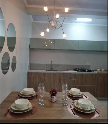 本图贡萨尔维斯LOFT DONA MARIA的餐桌,上面有盘子和玻璃杯