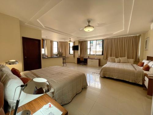 圣多明各Hotel Casa Libertad的酒店客房带两张床和一个客厅