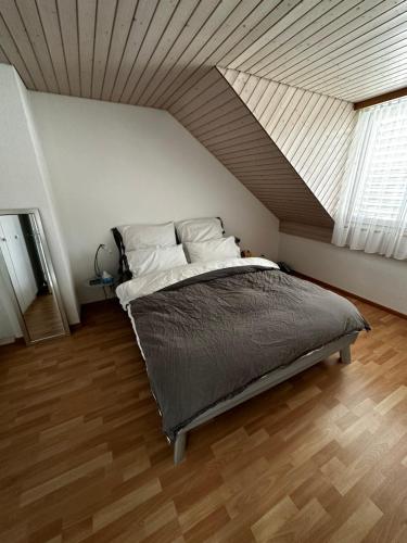 WilaSunny private Apartment in an amazing valley的一间卧室设有一张带屋顶的大床