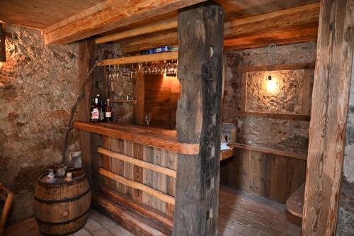 莫济列Etno House Gosteče- Suite with Finnish sauna的木桶里的酒吧