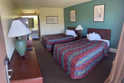 匹兹堡匹兹堡山顶汽车旅馆的酒店客房,设有两张床和一盏灯