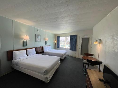 威尔伍德克拉斯特Bel Air Motel的酒店客房配有两张床和一张书桌