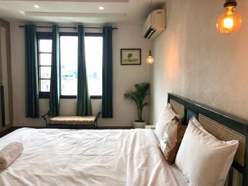 新德里Avatar Living@ Greater Kailash 2的卧室配有白色的床和窗户