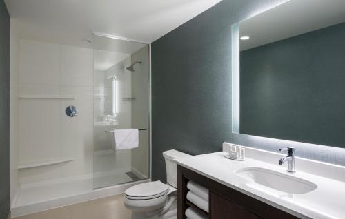 卡尔加里南卡尔加里万豪酒店的浴室配有卫生间、盥洗盆和淋浴。