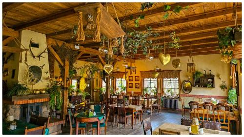 奥古斯图Kaktusik的一间带桌椅和壁炉的餐厅