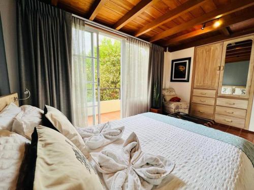 BellavistaGalapagos studio Encantadas Sea的卧室配有一张大白色床和窗户