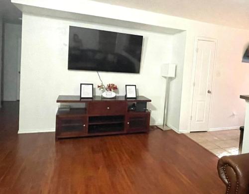 达拉斯Private room in Dallas的客厅配有大屏幕电视