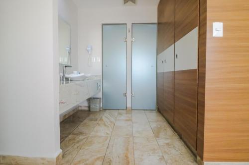 莱昂Hotel Soleil Business Class的一间带卫生间和水槽的浴室
