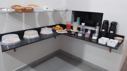普鲁登特总统城HOTEL ITAVERÁ BRASIL的桌子上放着一些食物和饮料