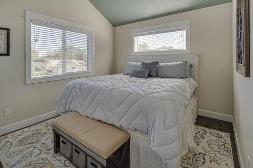 雷德蒙德Tranquil Charm的一间卧室设有一张大床和两个窗户。