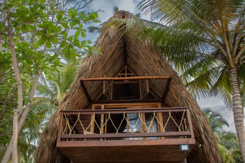 圣玛尔塔Gaelia的带阳台和棕榈树的树屋