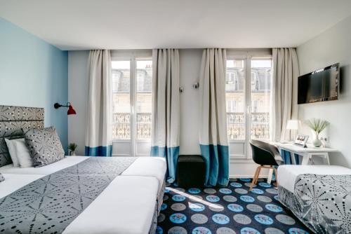 巴黎阿斯托亚阿斯托特尔酒店的配有一张床和一张书桌的酒店客房
