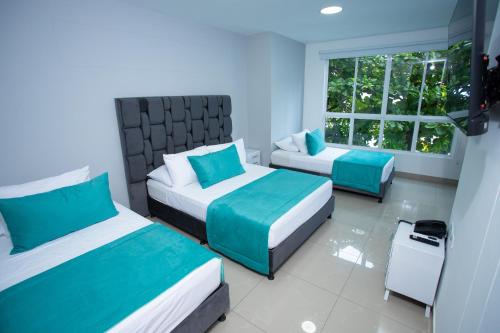 布卡拉曼加Street 55 Hotel的一间卧室设有两张床和窗户。