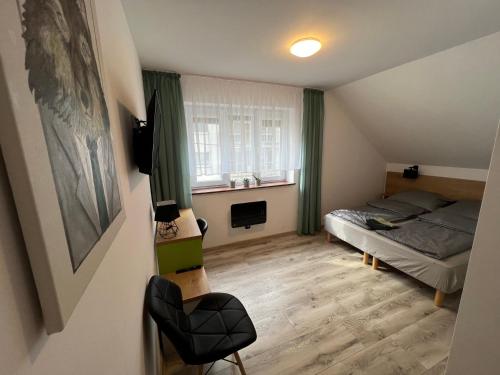 下乌斯奇基Pod Gromadzyniem Resort的一间小卧室,配有床和窗户
