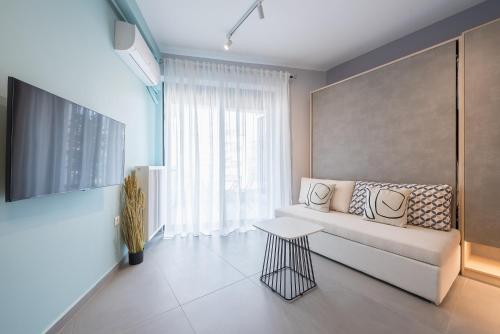 雅典Stylish Urban Suites的客厅配有沙发和桌子