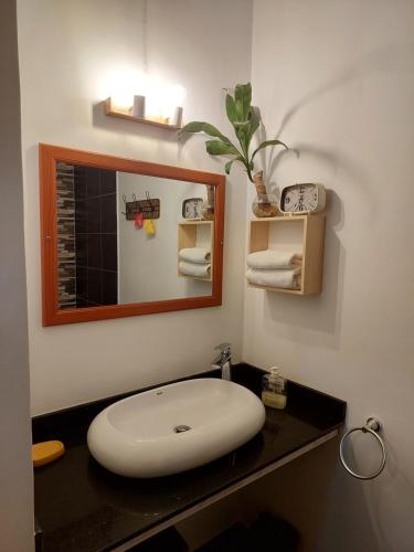拉戈莱特Labrize Studio的浴室设有白色水槽和镜子