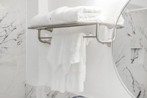 迈阿密海滩Starlite Hotel的浴室镜子,毛巾架上配有白色毛巾