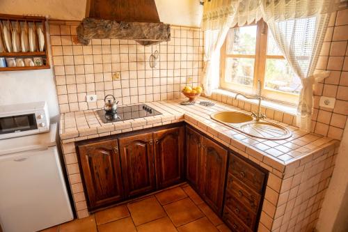 El Pinar del HierroCasa rural La Jarita的一个带水槽和窗户的小厨房