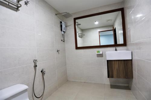 吉隆坡ORKID Hills at Pudu的一间带水槽和镜子的浴室