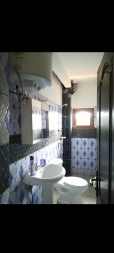 Angelus Meublés的一间带水槽和卫生间的浴室