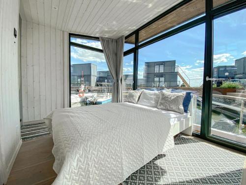 迪勒维尔纳Twin Boats - Butterfly的卧室设有白色的床和大窗户