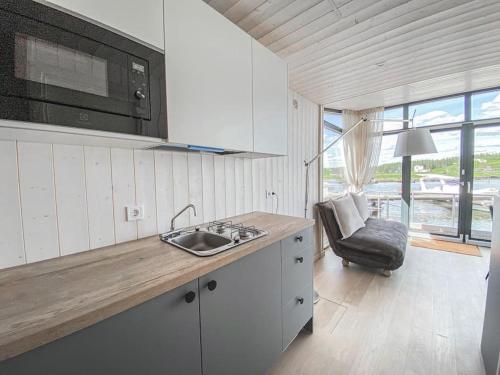 迪勒维尔纳Twin Boats - Butterfly的白色的厨房配有水槽和微波炉
