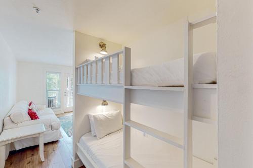 佩尔迪多基Grand Caribbean East & West, E212的小房间设有双层床和沙发
