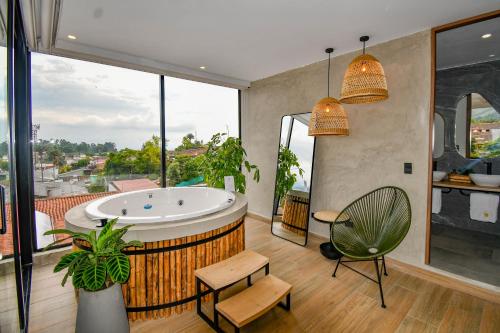 萨兰托萨伦托瑞尔酒店及咖啡厅的带浴缸、桌子和椅子的浴室