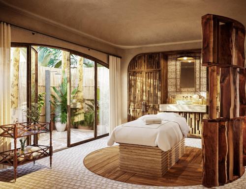莫雷洛斯港Maroma, A Belmond Hotel, Riviera Maya的一间卧室设有一张床和一个大窗户