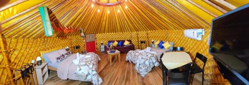 乌鲁比西Casa Campo Yurt 3 Aconchego tenda mongólica Wifi的圆顶帐篷内客厅的顶部景致
