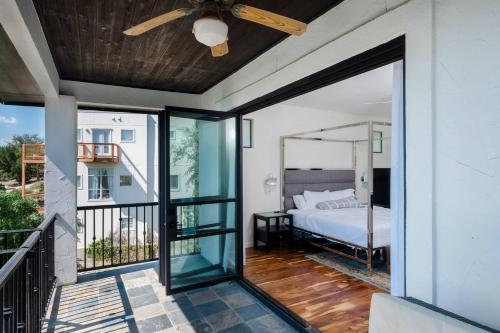 奥斯汀Lakeview Oasis的一间卧室设有一张床和一个阳台