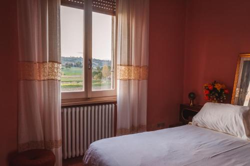贝瓦尼亚Casa di nonna的一间卧室设有一张床和一个大窗户