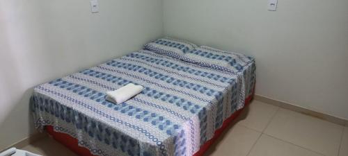 博阿维斯塔A.N Hotel的床上有蓝色和白色的毯子