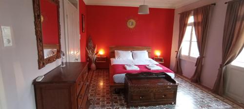 雷夫卡达镇Kosta n`tina Guest House的红色的卧室,配有一张红色墙壁的床