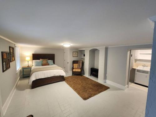 梅肯Historic Ingleside Avenue Charm的一间带床和浴室的大卧室