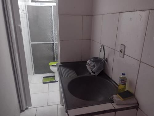瓜拉廷格塔Apartamento Encantador的带浴缸和卫生间的小浴室