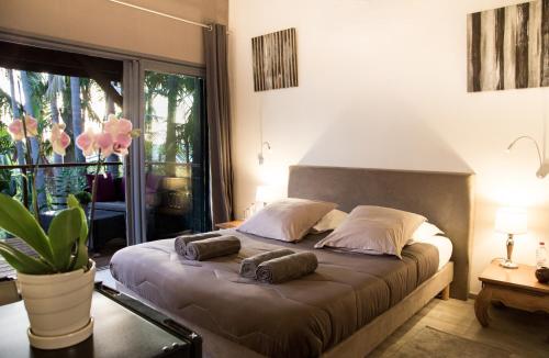 圣皮埃尔劳齐帕尔马旅馆的一间卧室配有一张带两个枕头的床