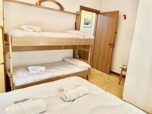 莱圭利亚Sea at 400mt - station - wi-fi的客房设有两张双层床和镜子