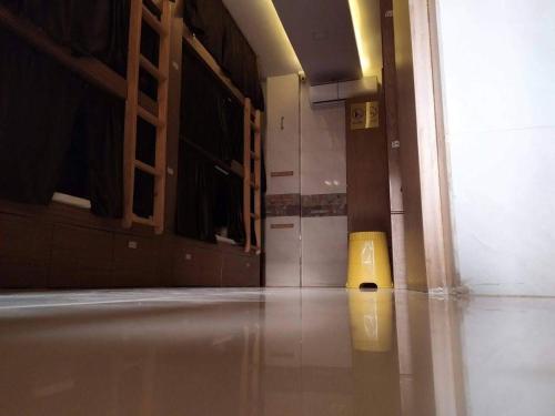 孟买Super Champions Hostel的一间空房间,地板上有一扇门和一盏黄色的物体
