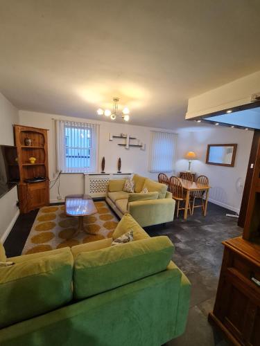 阿尔弗斯顿3 bedroom apartment in Ulverston Cumbria的客厅配有两张沙发和一张桌子