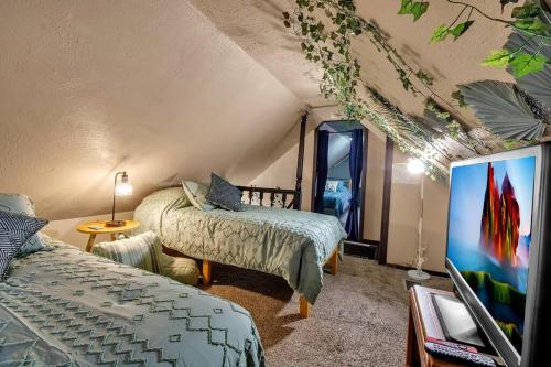 布法罗Welcome to our Cozy Krib的一间卧室配有两张床和一台平面电视